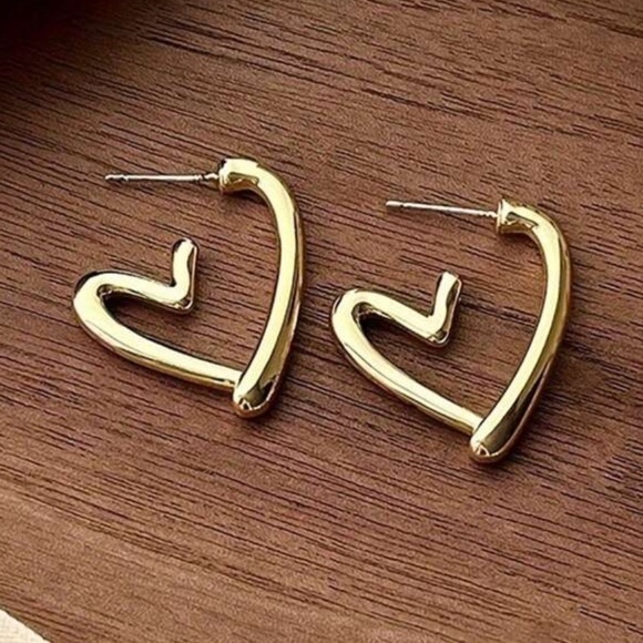 Heart gold hoop earrings - Picture 5 of 8